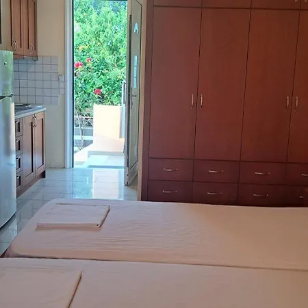 Golden Sun Apartment *